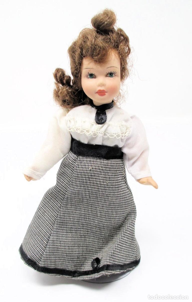 Casas de mu&ntilde;ecas: Mu&ntilde;eca de Altaya de los a&ntilde;os 90 de Porcelana - Mide 17 cm de alto.