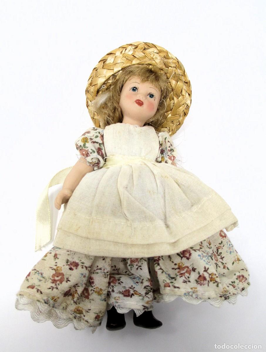 Casas de mu&ntilde;ecas: Mu&ntilde;eca de Altaya de los a&ntilde;os 90 de Porcelana - Mide 15 cm de alto.