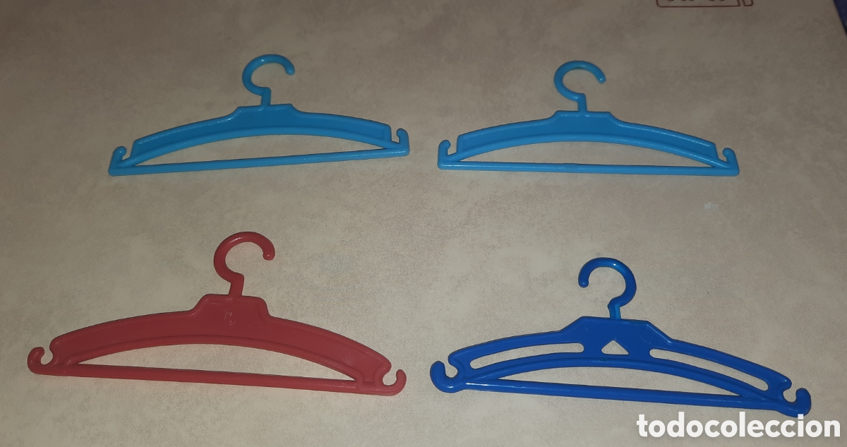 Casas de mu&ntilde;ecas: 4 perchas ropa de Nancy - Foto 1
