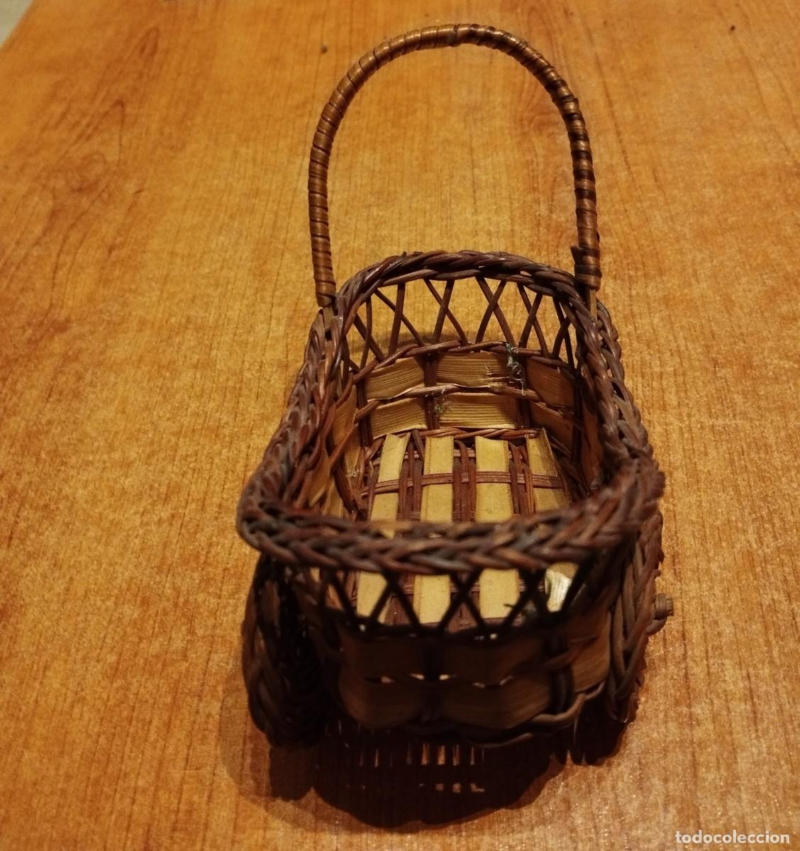 Casas de mu&ntilde;ecas: Cochecito de mu&ntilde;eco de mimbre antiguo - Foto 2