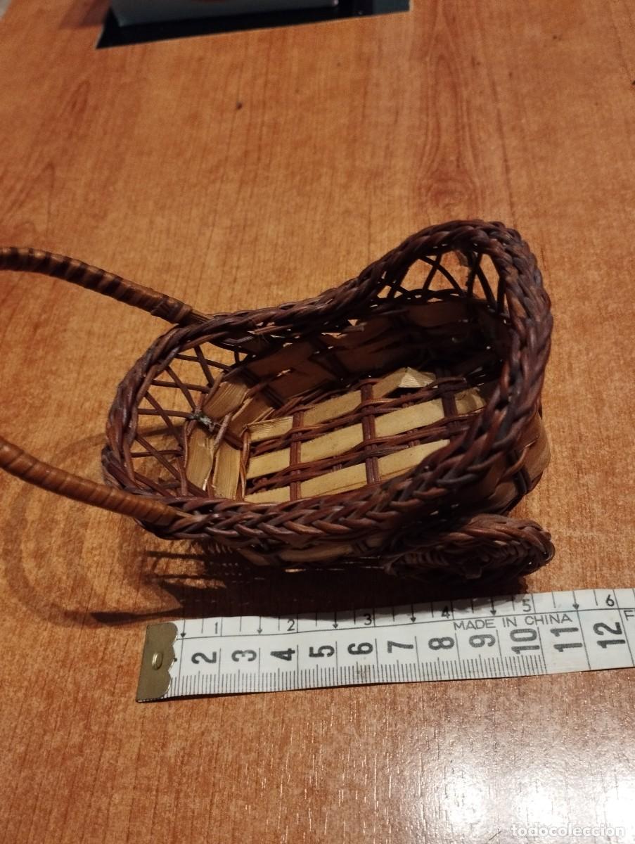 Casas de mu&ntilde;ecas: Cochecito de mu&ntilde;eco de mimbre antiguo - Foto 4