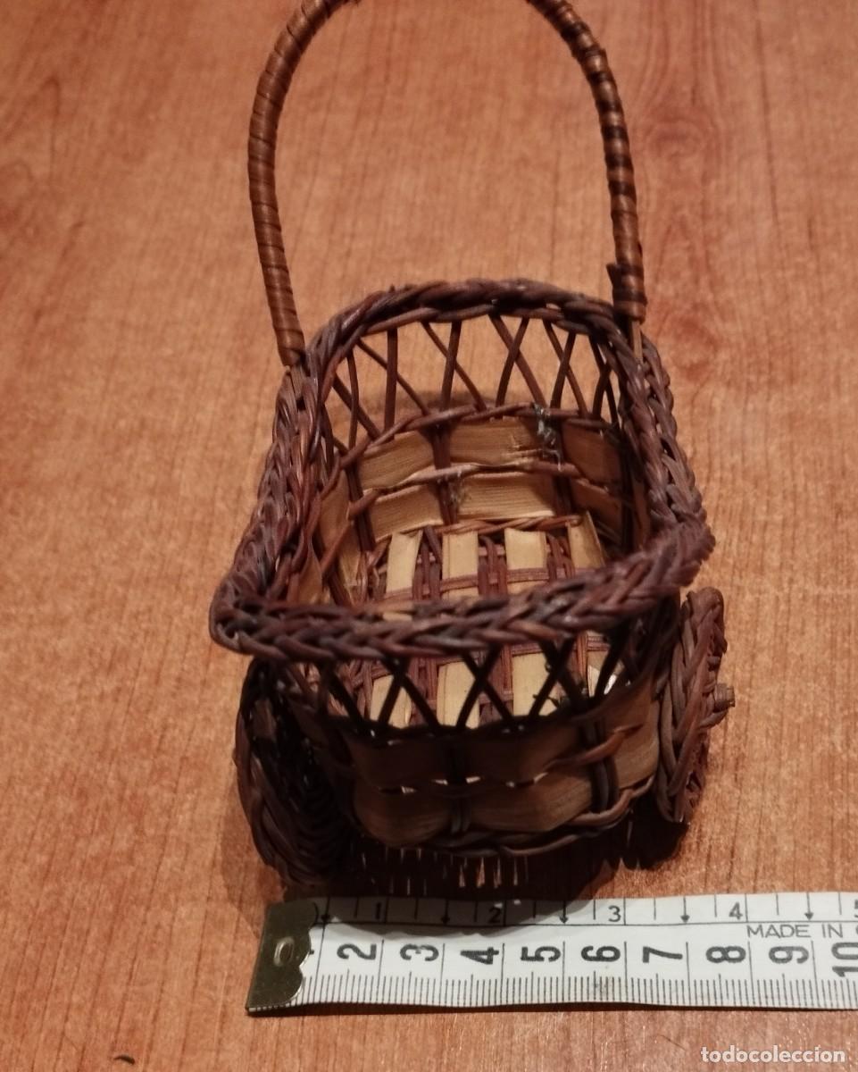 Casas de mu&ntilde;ecas: Cochecito de mu&ntilde;eco de mimbre antiguo - Foto 5