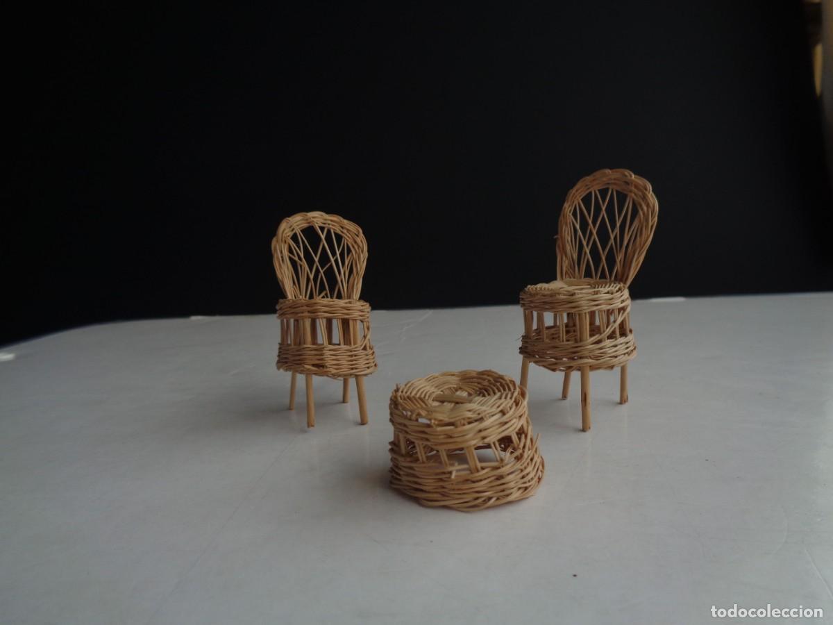Casas de mu&ntilde;ecas: LOTE DE DOS SILLAS Y UNA MESA - Foto 2
