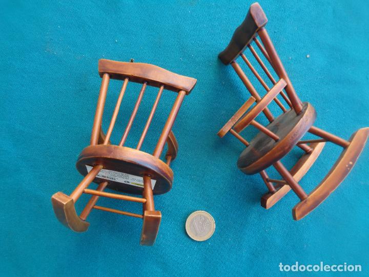 Casas de mu&ntilde;ecas: CASA DE MU&Ntilde;ECAS PAREJA DE MECEDORAS EN MADERA - Foto 3