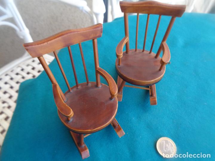 Casas de mu&ntilde;ecas: CASA DE MU&Ntilde;ECAS PAREJA DE MECEDORAS EN MADERA - Foto 4