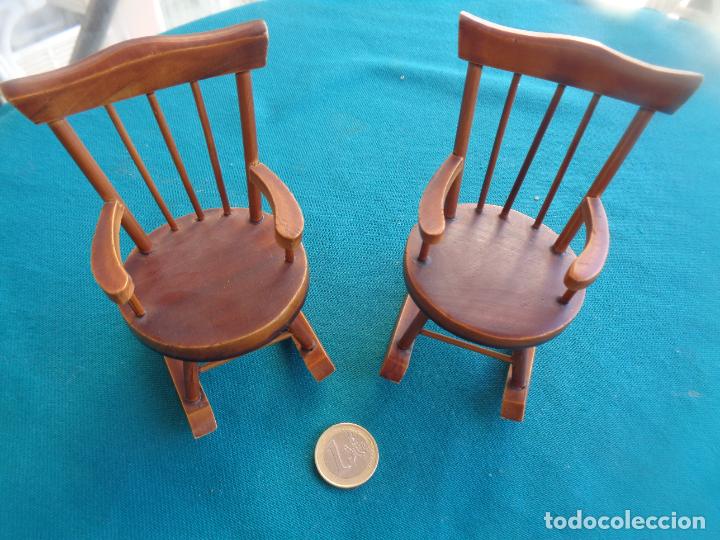 Casas de mu&ntilde;ecas: CASA DE MU&Ntilde;ECAS PAREJA DE MECEDORAS EN MADERA - Foto 1