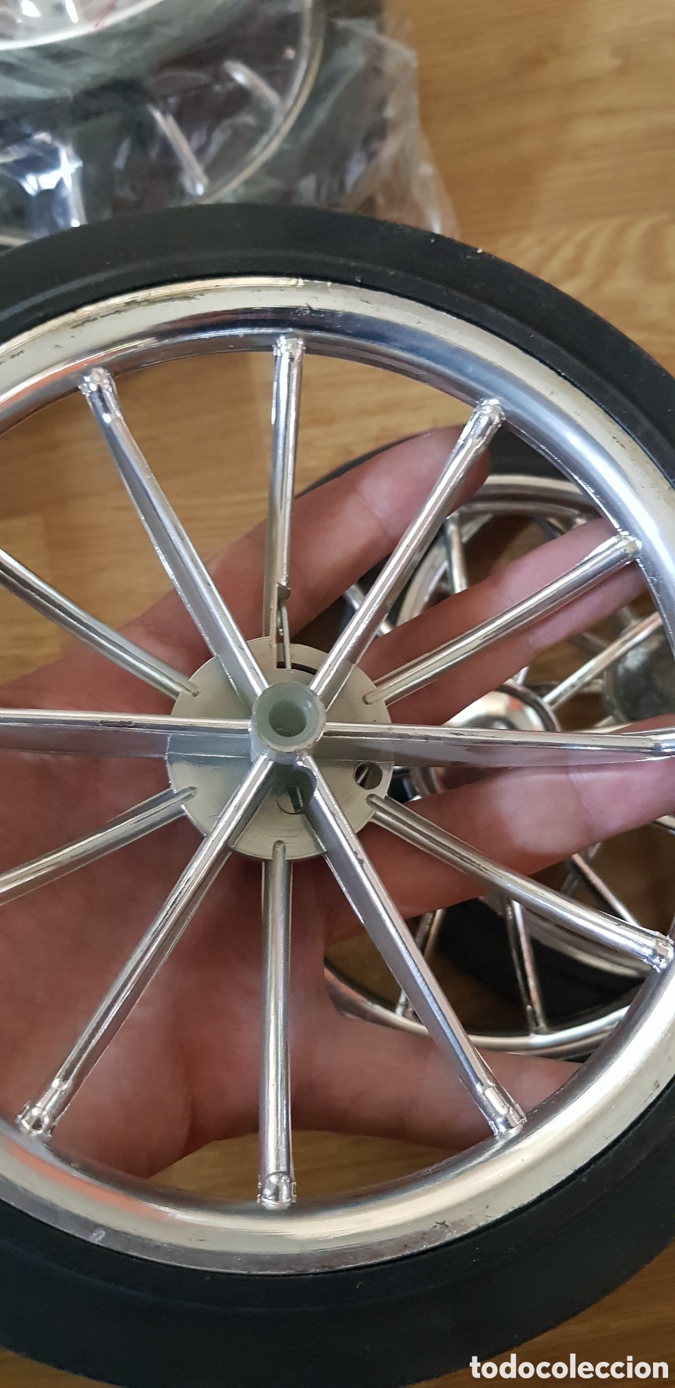 Casas de mu&ntilde;ecas: 4 Ruedas nuevas de carro de mu&ntilde;ecas - Foto 3