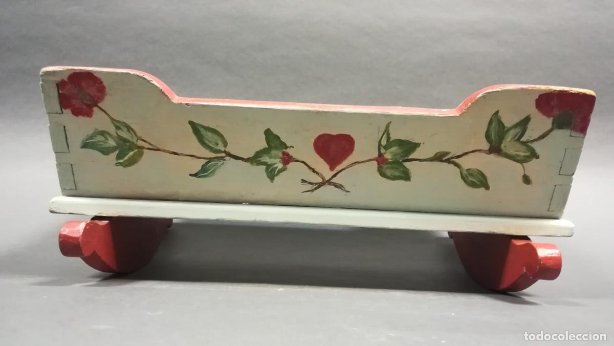 Casas de mu&ntilde;ecas: CUNA DE MADERA PINTADA PARA MU&Ntilde;ECAS - Foto 2