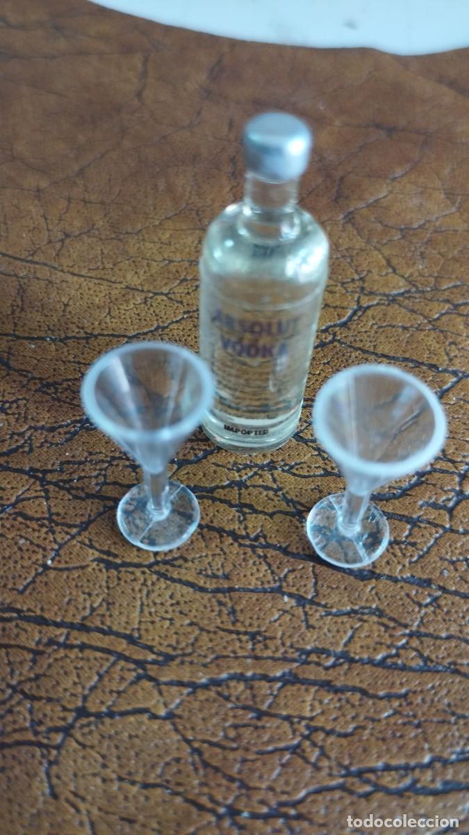Casas de mu&ntilde;ecas: Botella de vodka con dos copas. Escala 1:12 - Foto 1
