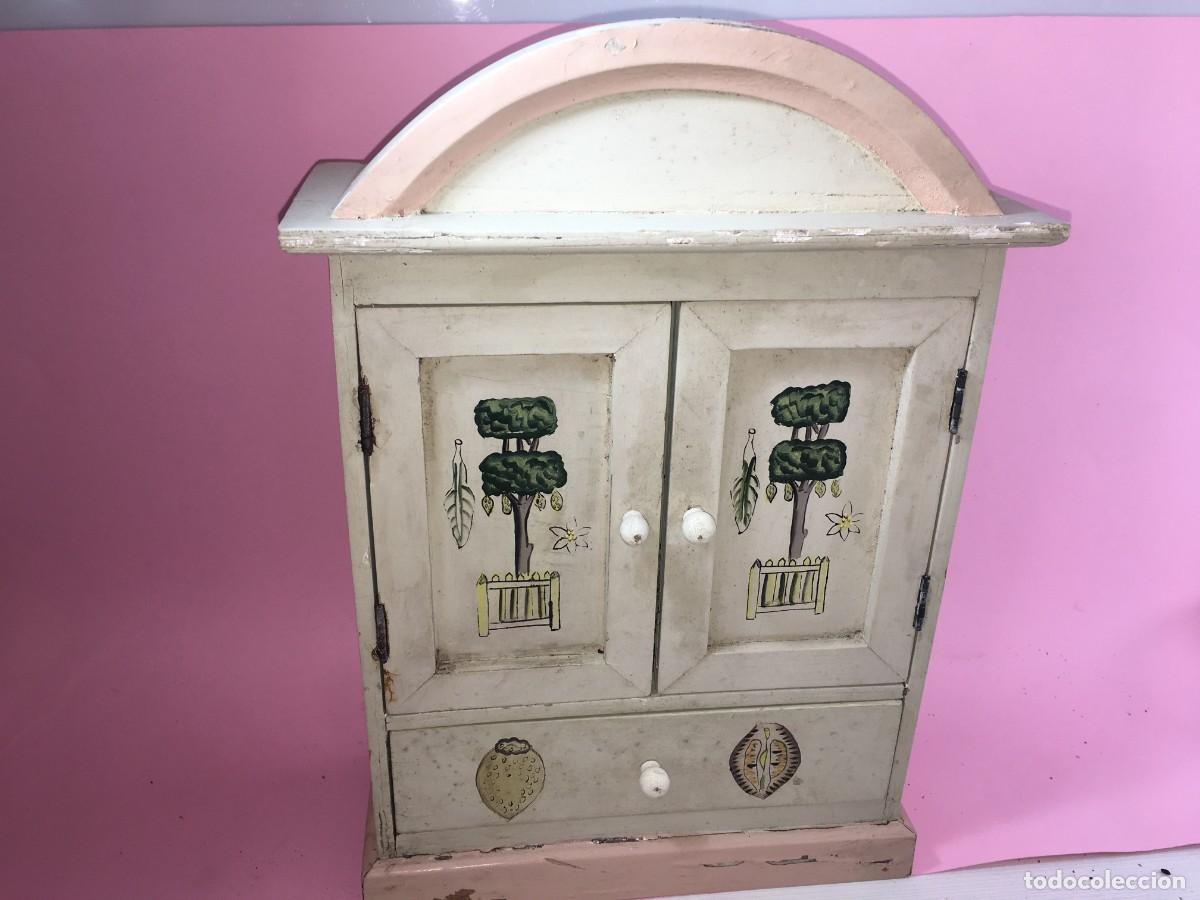 Casas de mu&ntilde;ecas: ARMARIO DE MADERA PARA MU&Ntilde;ECAS - Foto 1