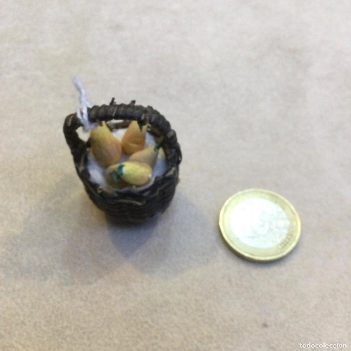 Casas de mu&ntilde;ecas: Miniatura. Cesta con peras. NUEVA - Foto 1