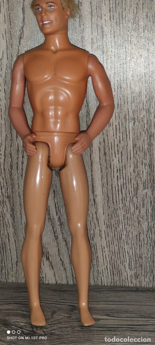 Casas de mu&ntilde;ecas: Mu&ntilde;eco Ken de Barbie mattel sin cabello - Foto 1