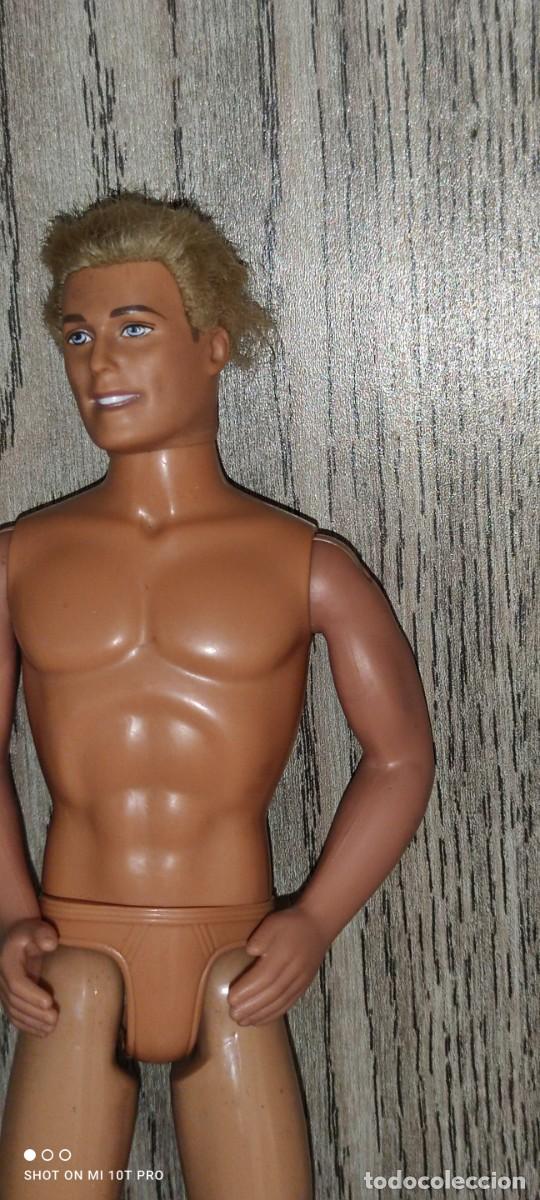 Casas de mu&ntilde;ecas: Mu&ntilde;eco Ken de Barbie mattel sin cabello - Foto 2