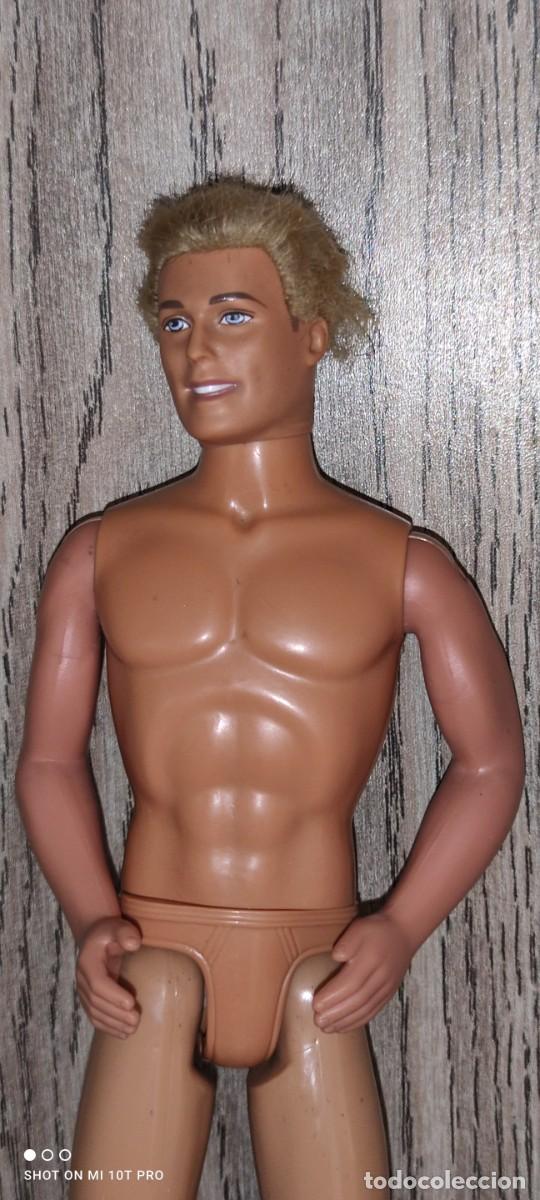 Casas de mu&ntilde;ecas: Mu&ntilde;eco Ken de Barbie mattel sin cabello - Foto 3
