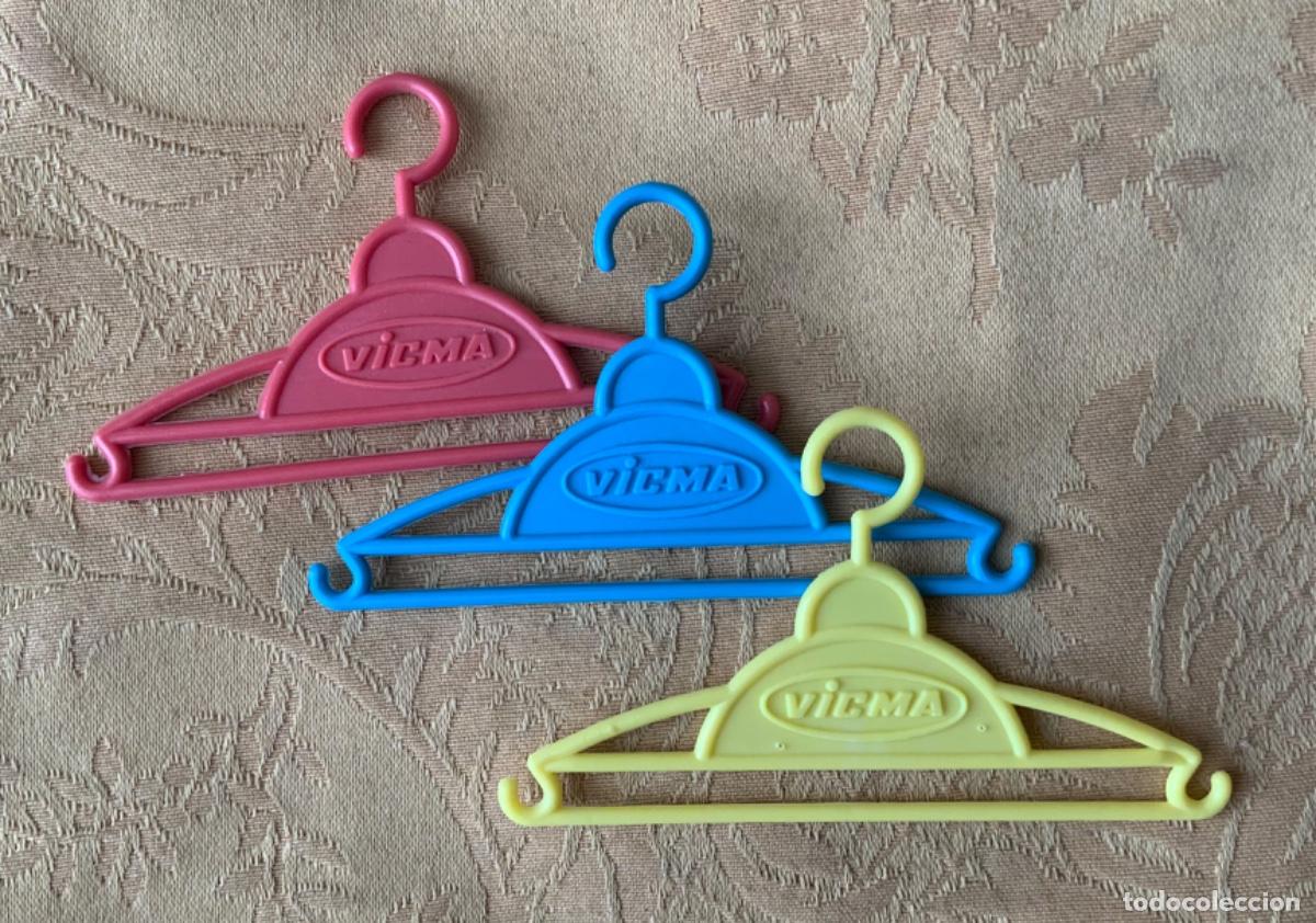 Casas de mu&ntilde;ecas: 3 PERCHAS VICMA DE COLORES A&Ntilde;O 70 - Foto 1