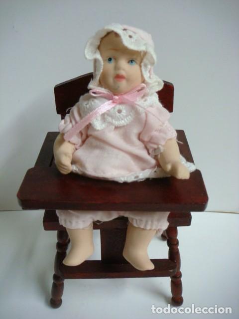 Casas de mu&ntilde;ecas: SILLON DE BEBE EN MADERA CON MU&Ntilde;ECA SENTADA .CAJ-B-N&ordm;-132 - Foto 1