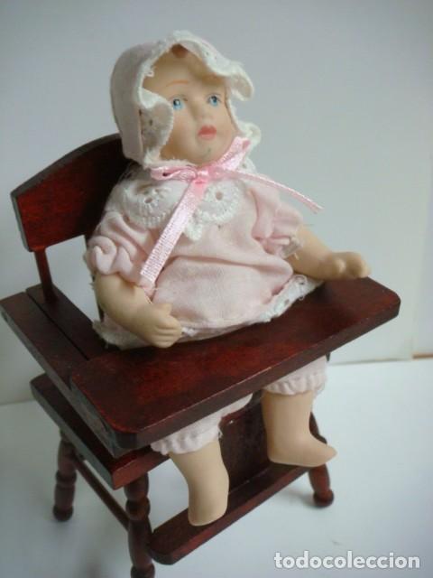 Casas de mu&ntilde;ecas: SILLON DE BEBE EN MADERA CON MU&Ntilde;ECA SENTADA .CAJ-B-N&ordm;-132 - Foto 2