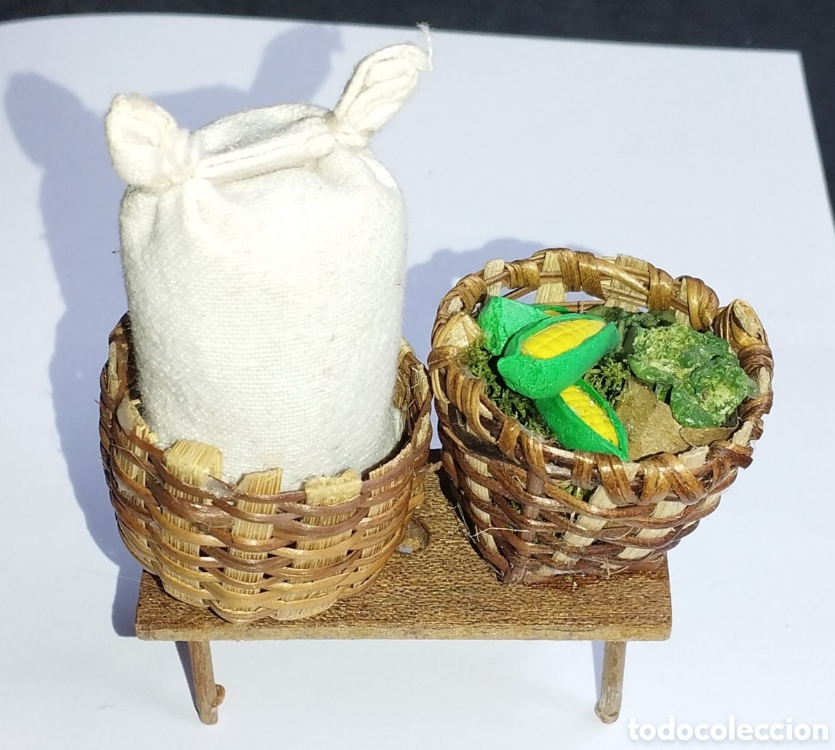 Casas de mu&ntilde;ecas: CANASTOS CON MAIZ Y SACO SOBRE BANCO - COMPLEMENTO DIORAMA - Foto 1