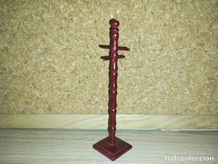 Casas de mu&ntilde;ecas: Perchero mueble mobiliario casa de mu&ntilde;ecas - Foto 1