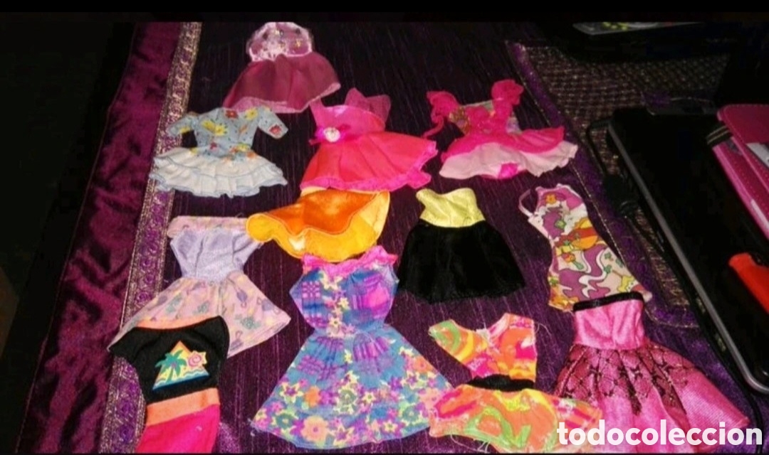 Casas de mu&ntilde;ecas: Lote 12 vestidos Barbie - Foto 1