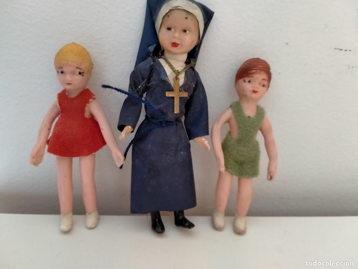 Casas de mu&ntilde;ecas: Profesora monja con dos alumnos - Foto 2