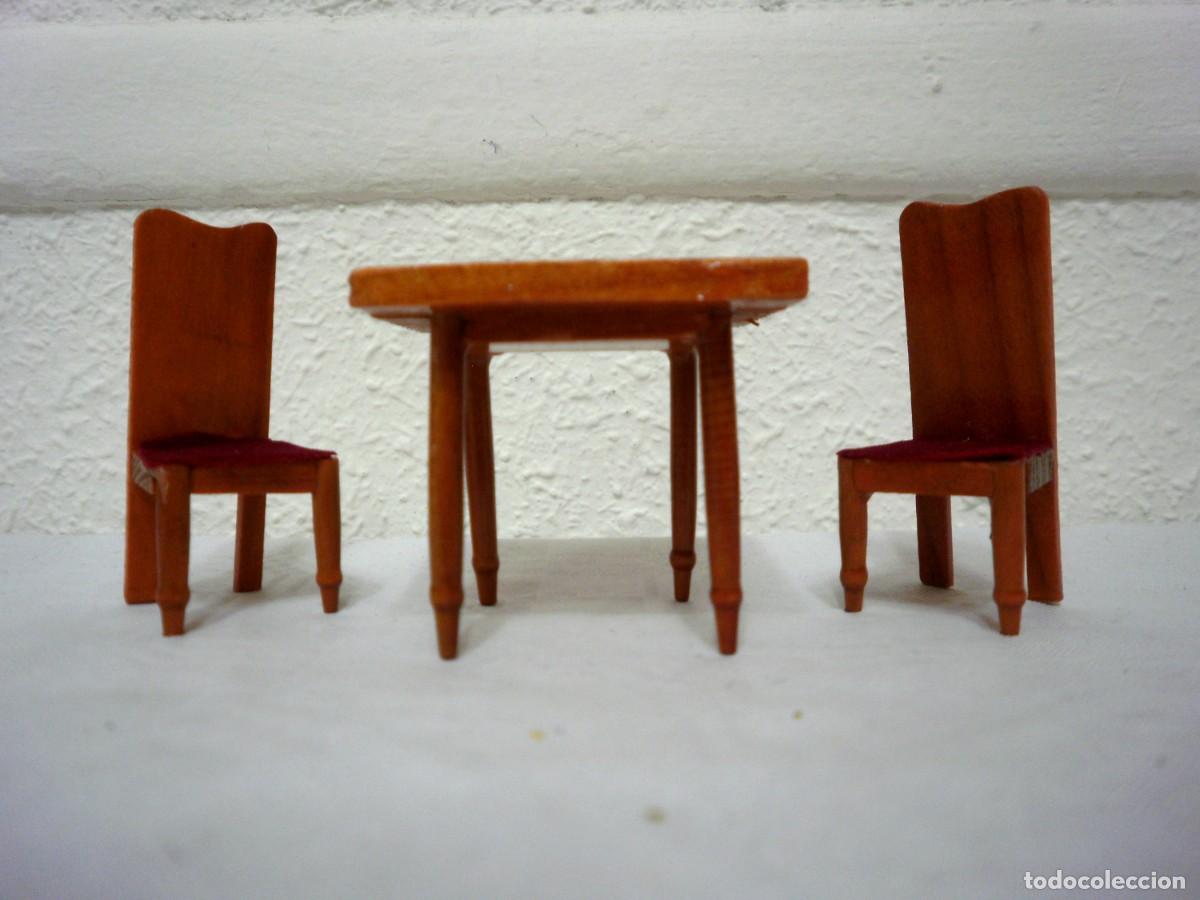 Casas de mu&ntilde;ecas: Juego de mesa y dos sillas de casa de mu&ntilde;ecas - Foto 1