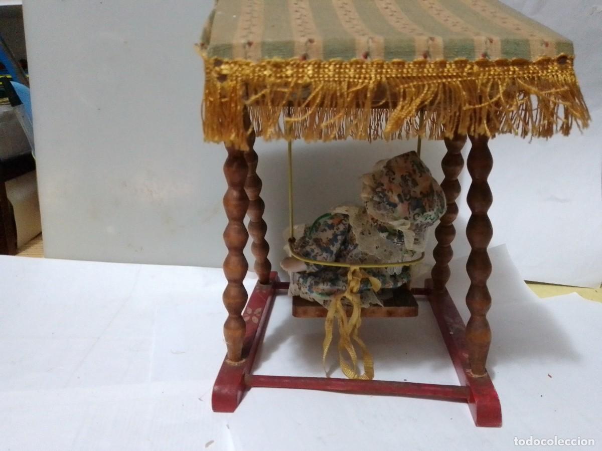 Casas de mu&ntilde;ecas: Antiguo columpio con mu&ntilde;eca - Foto 1