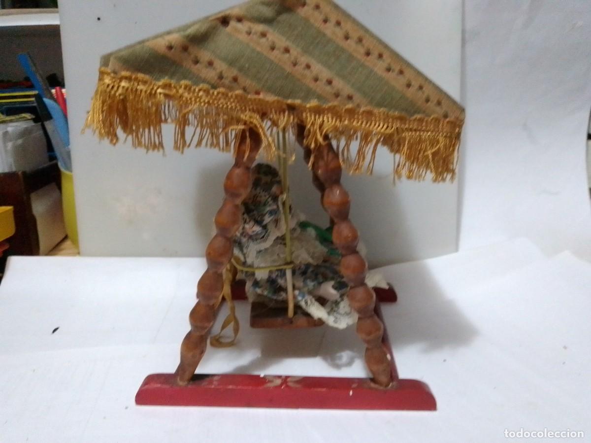Casas de mu&ntilde;ecas: Antiguo columpio con mu&ntilde;eca - Foto 2