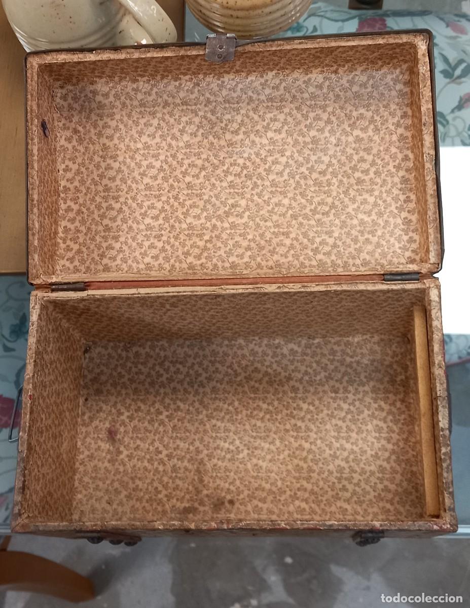 Casas de mu&ntilde;ecas: Ba&uacute;l mu&ntilde;ecas antiguo - Foto 1