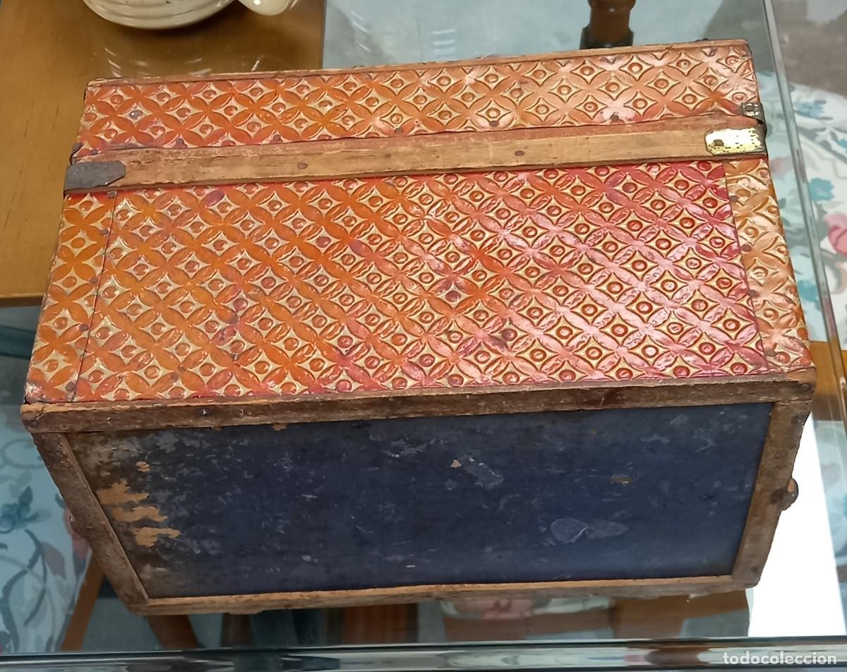Casas de mu&ntilde;ecas: Ba&uacute;l mu&ntilde;ecas antiguo - Foto 4