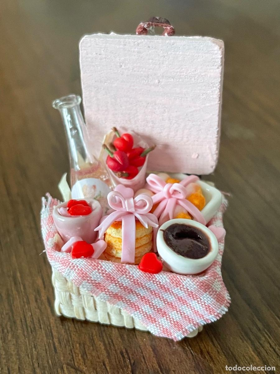 Casas de mu&ntilde;ecas: Picnic Cesta con dulces miniatura casa de mu&ntilde;ecas - Foto 1