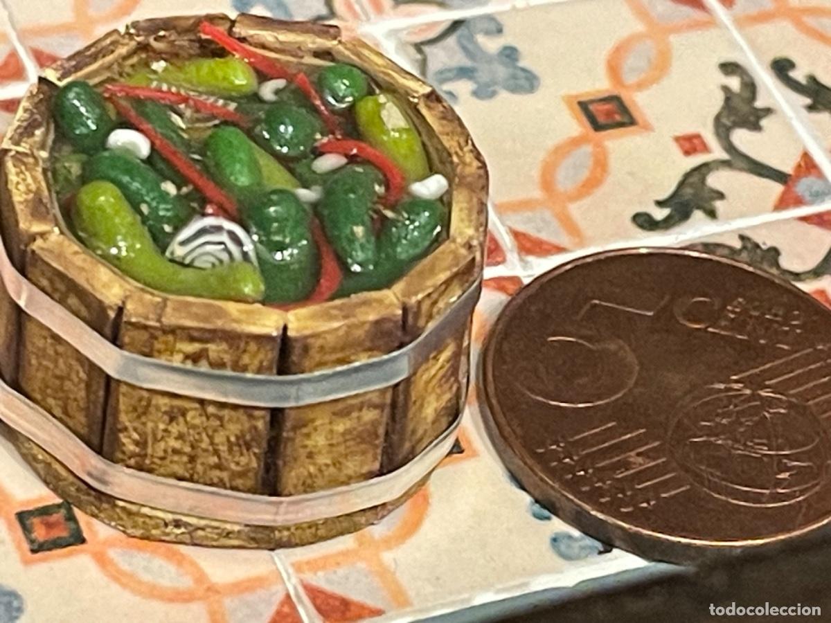 Casas de mu&ntilde;ecas: Barril de pepinillos en vinagre comida casa de mu&ntilde;ecas - Foto 2