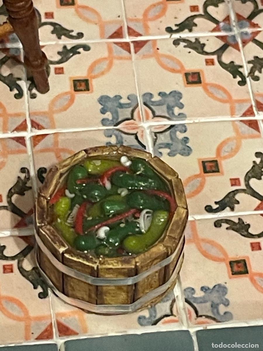 Casas de mu&ntilde;ecas: Barril de pepinillos en vinagre comida casa de mu&ntilde;ecas - Foto 3
