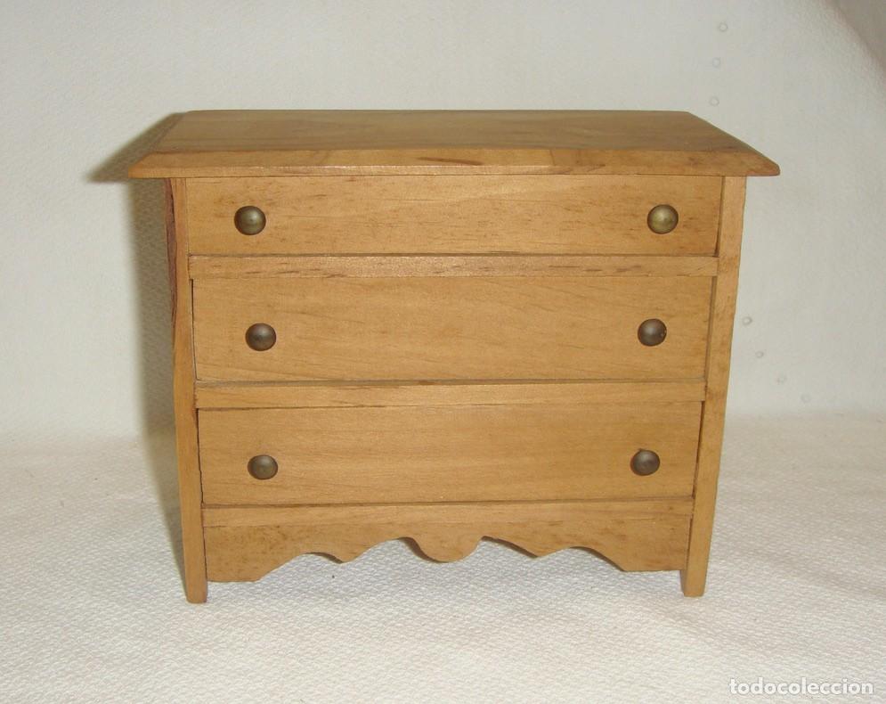 Casas de mu&ntilde;ecas: C&oacute;moda de madera para casa de mu&ntilde;ecas. - Foto 1