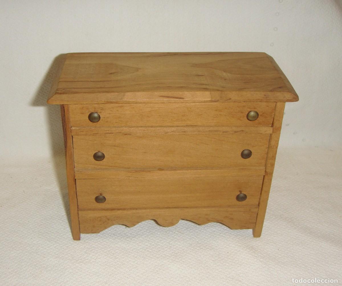 Casas de mu&ntilde;ecas: C&oacute;moda de madera para casa de mu&ntilde;ecas. - Foto 2