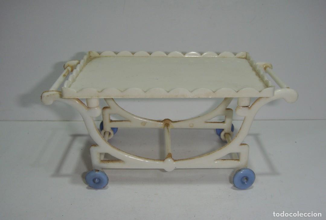 Casas de mu&ntilde;ecas: Mesa Camarera en miniatura para casa de mu&ntilde;ecas. Pl&aacute;stico. - Foto 1