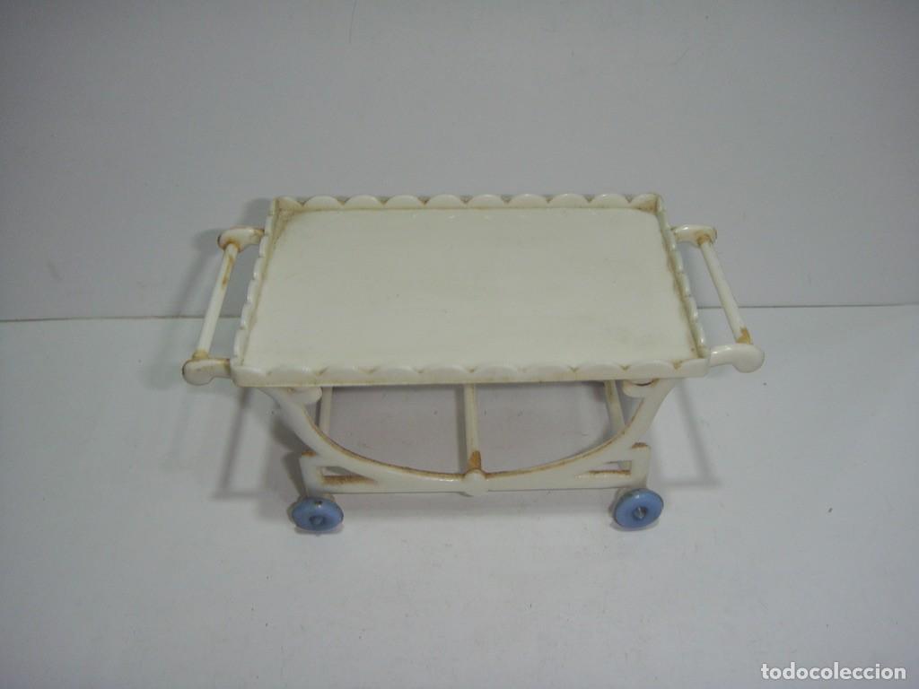 Casas de mu&ntilde;ecas: Mesa Camarera en miniatura para casa de mu&ntilde;ecas. Pl&aacute;stico. - Foto 2
