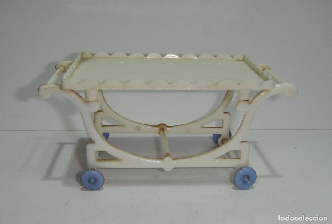 Casas de mu&ntilde;ecas: Mesa Camarera en miniatura para casa de mu&ntilde;ecas. Pl&aacute;stico. - Foto 3