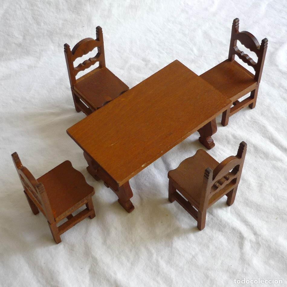 Casas de mu&ntilde;ecas: Mesa con 4 sillas fabricadas en madera en miniatura - Foto 1