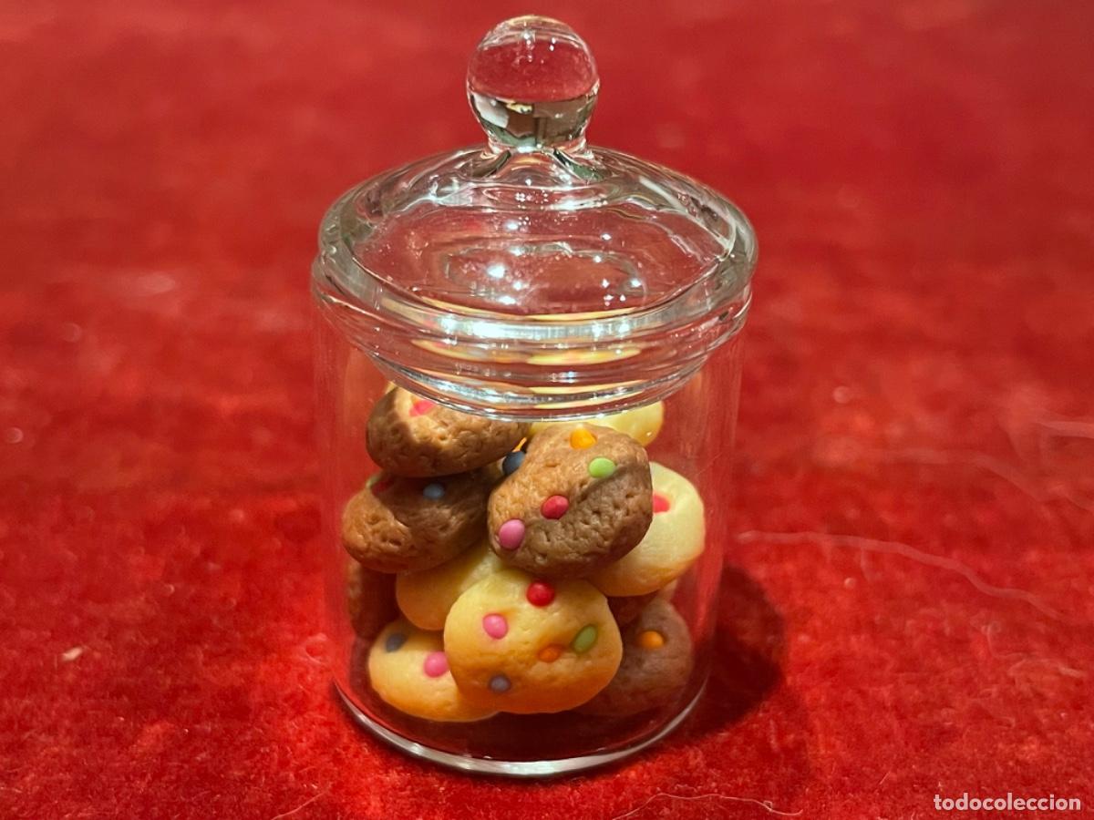 Casas de muñecas: Bote de cristal relleno de cookies m’m en miniatura
