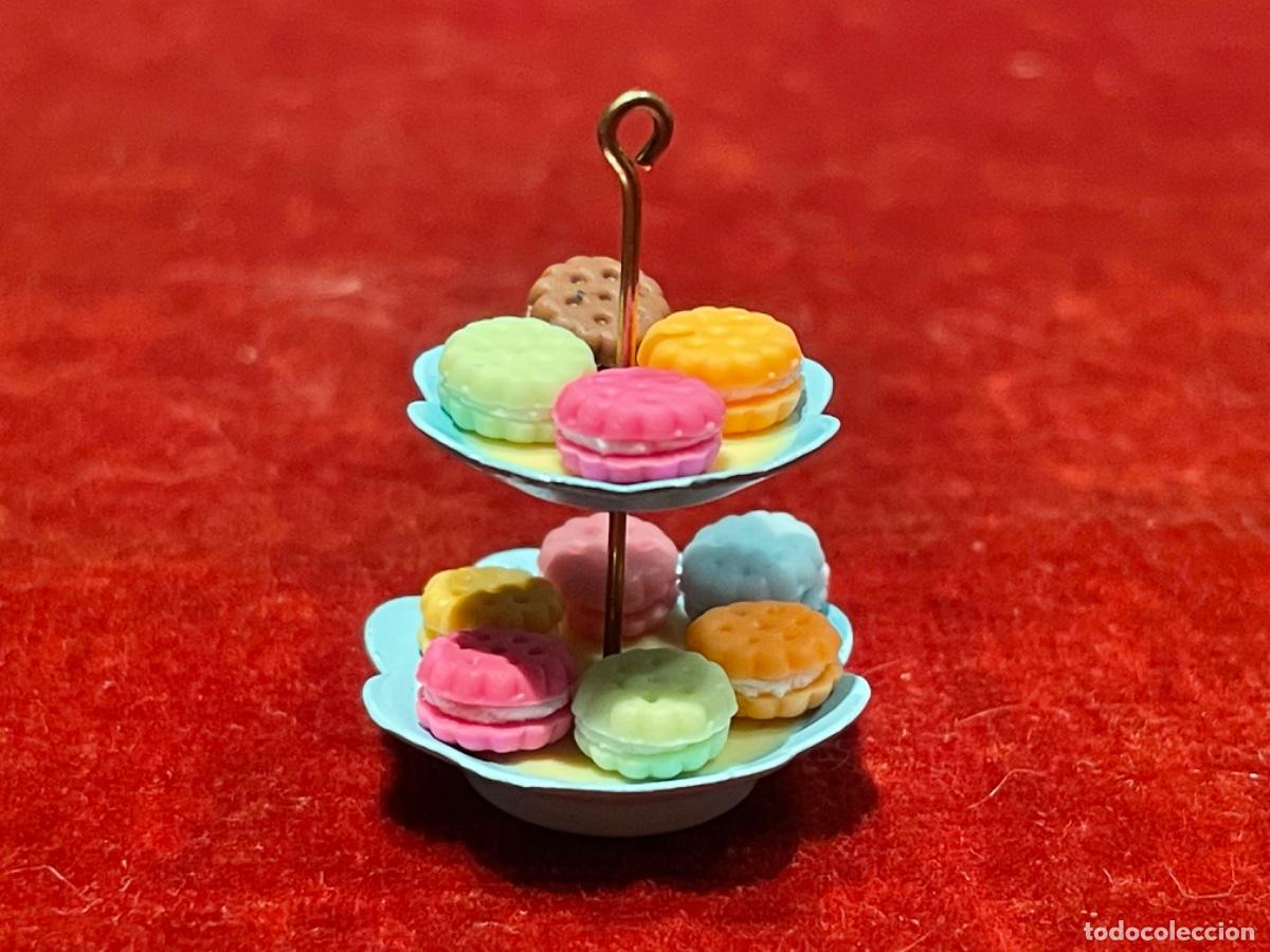 Casas de mu&ntilde;ecas: Soporte de dos pisos con galletas en miniatura - Foto 2