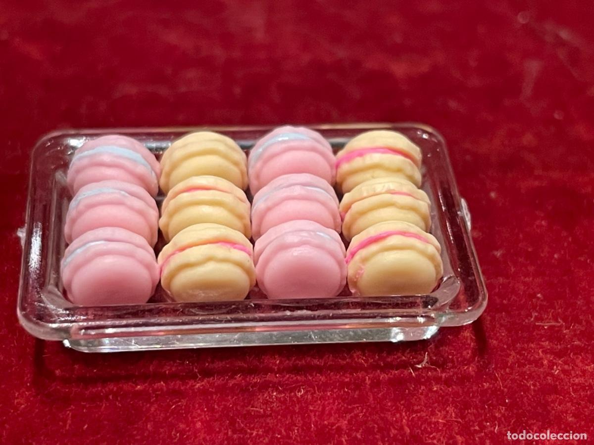 Casas de mu&ntilde;ecas: Bandeja con pasteles macarrones en miniatura - Foto 3