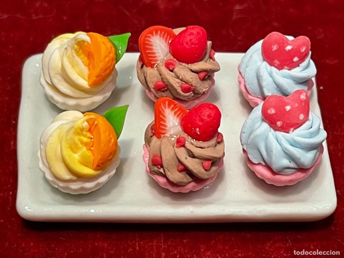 Casas de mu&ntilde;ecas: Bandeja con cupcakes en miniatura - Foto 2