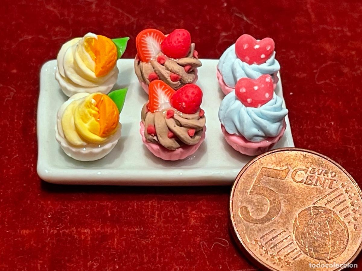 Casas de mu&ntilde;ecas: Bandeja con cupcakes en miniatura - Foto 3