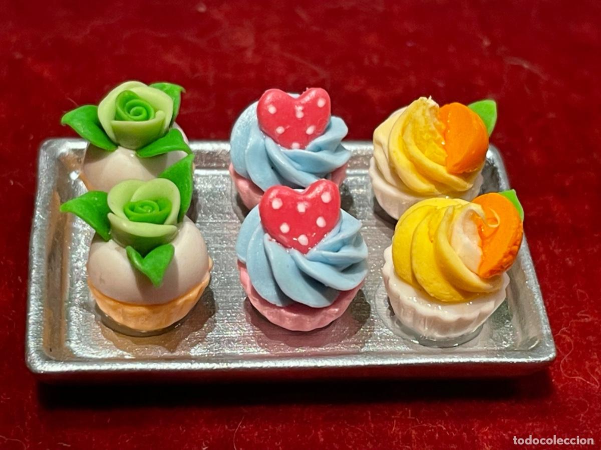 Casas de mu&ntilde;ecas: Bandeja plateada con cupcakes en miniatura - Foto 2