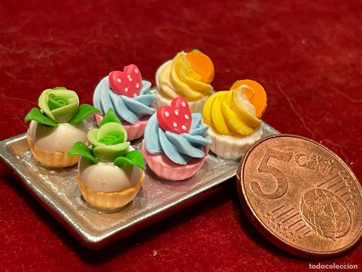 Casas de mu&ntilde;ecas: Bandeja plateada con cupcakes en miniatura - Foto 3