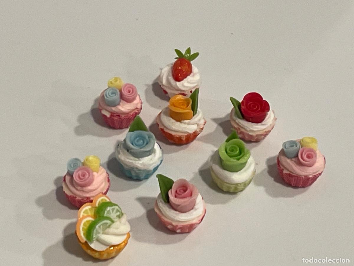 Casas de mu&ntilde;ecas: Surtido de pasteles con flor en miniatura - Foto 1