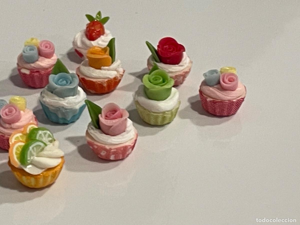 Casas de mu&ntilde;ecas: Surtido de pasteles con flor en miniatura - Foto 2