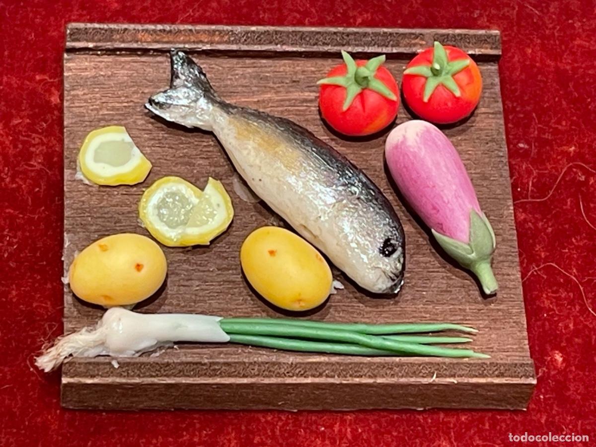 Casas de mu&ntilde;ecas: Tabla de pescado con verduras miniatura - Foto 2