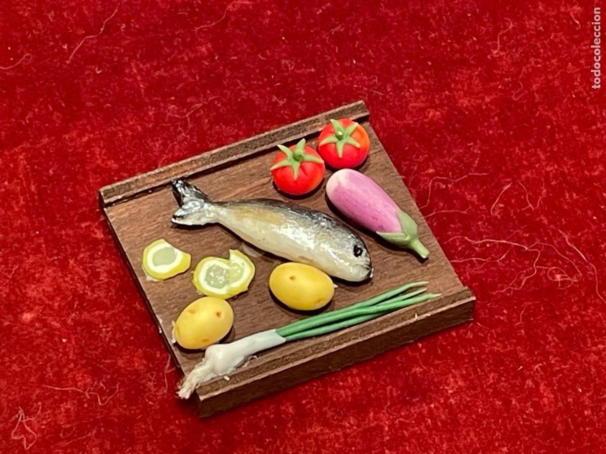 Casas de mu&ntilde;ecas: Tabla de pescado con verduras miniatura - Foto 3